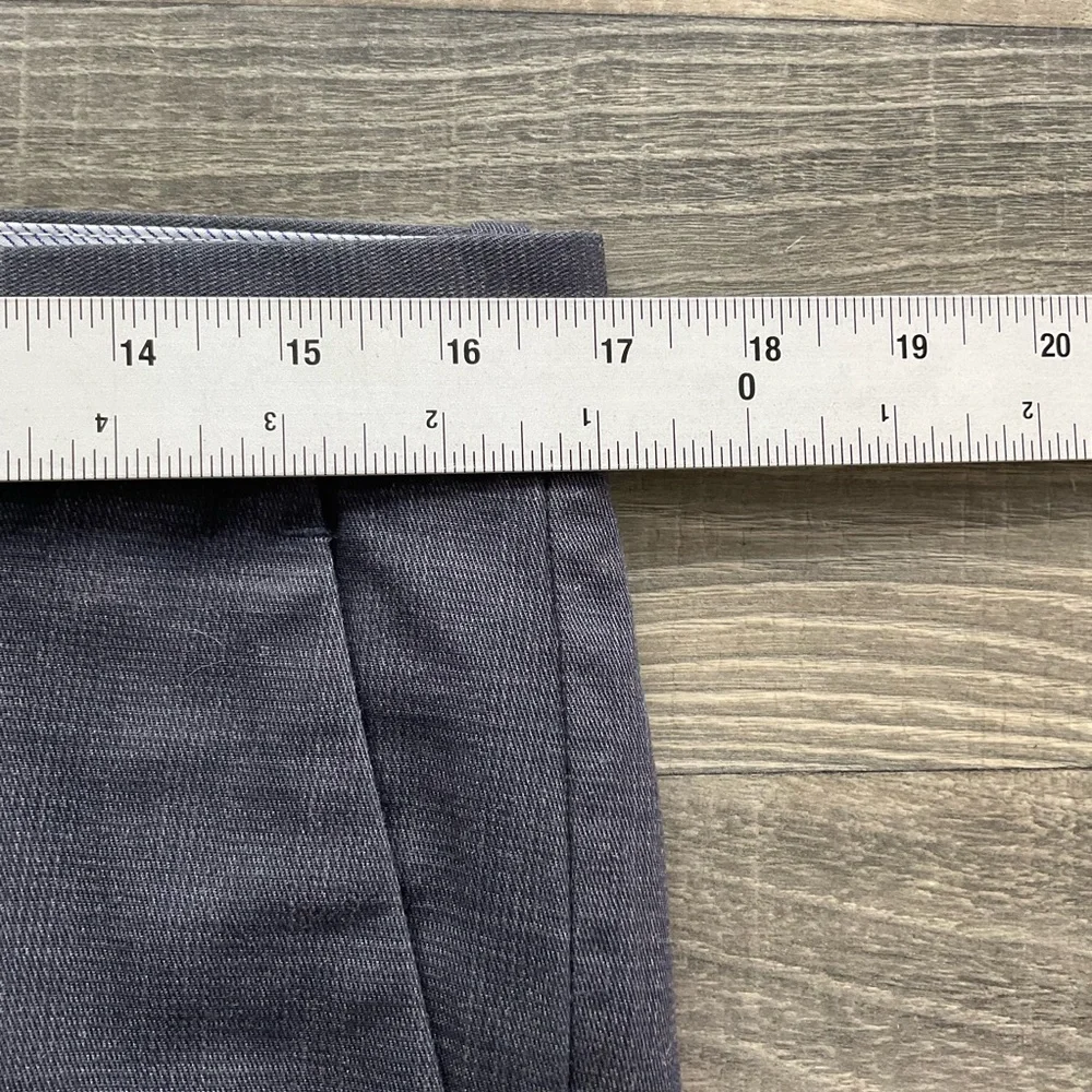32x32 NWT Gap Tailored Khakis Men’s Charcoal Grey Straight Leg Flat Front 900951